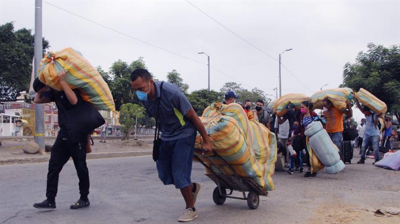 AME6796. CÚCUTA (COLOMBIA), 30/04/2020.- Ciudadanos venezolanos llevan sus pertenencias de regreso a su país, este jueves en Cúcuta (Colombia). El deseo de miles de venezolanos de regresar a su país por la pandemia del COVID-19, que los dejó sin oportunidades de trabajo en Colombia, se ha convertido en toda una odisea para familias enteras que a diario chocan con todo tipo de obstáculos para llegar hasta la frontera. EFE/ Alex Pérez
