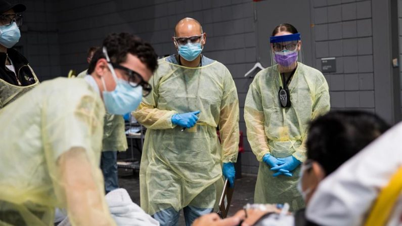 Una foto de la Marina de los EE.UU. muestra a soldados asignados a la Estación Médica Javits New York (JNYMS) realizando procedimientos de registro de un paciente COVID-19 en la bahía médica de la instalación, en Nueva York, Nueva York, EE.UU., el 05 de abril de 2020. EFE/EPA/US NAVY/CHIEF MC BARRY RILEY 