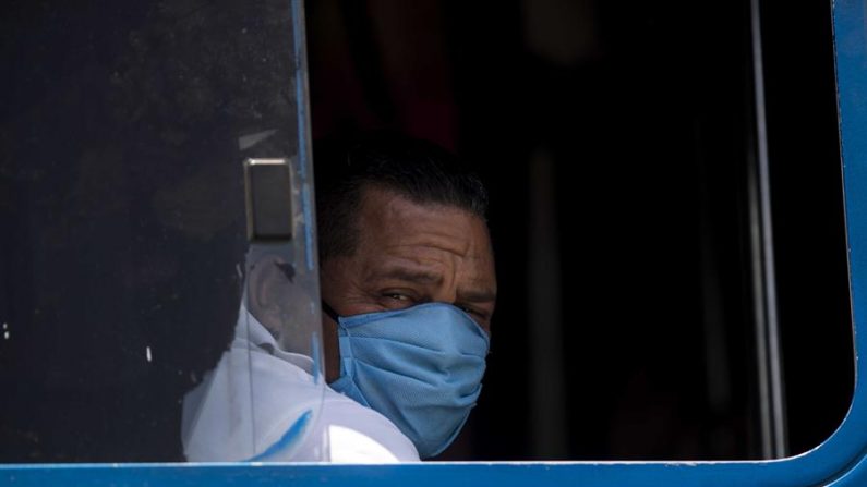 Un hombre usa tapabocas como medida de prevención ante el COVID-19 en un autobús de servicio público en Managua (Nicaragua). EFE/Jorge Torres
