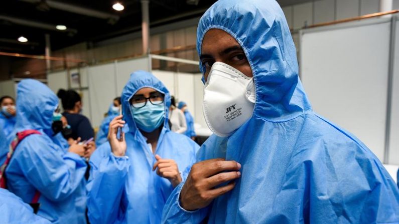 GUAYAQUIL (ECUADOR), 24/04/2020. Médicos y trabajadores de salud se preparan en un improvisado hospital en el Centro de Convenciones instalado por el Municipio, en la ciudad de Guayaquil (Ecuador). El lugar está habilitado con 152 camas equipadas con oxígeno y 184 profesionales de la salud, y está listo para recibir a partir de este fin de semana a pacientes con síntomas graves de COVID-19 en Ecuador. EFE/Mauricio Torres
