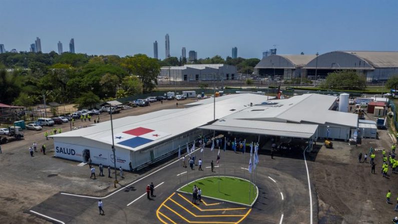 Fotografía aérea del Hospital Modular Integrado Panamá Solidario, el 16 de abril de 2020 en Ciudad de Panamá (Panamá). El hospital cuenta con 100 camas para atender a pacientes complicados con COVID-19. EFE/Pool/ Luis Acosta