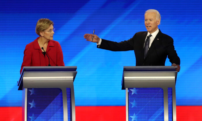 Los candidatos presidenciales demócratas, la senadora Elizabeth Warren (D-MA) y el exvicepresidente Joe Biden, participan en un debate de primarias en New Hampshire el 7 de febrero de 2020. (Joe Raedle/Getty Images)