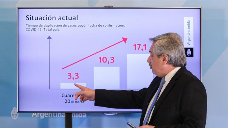 Fotografía cedida este sábado por la Presidencia de Argentina en la que se registró al mandatario Alberto Fernández al anunciar la extensión hasta el próximo 10 de mayo de la cuarentena que busca contener la propagación del virus COVID-19, durante una rueda de prensa en la Quinta de Olivos, en Buenos Aires (Argentina). EFE/Esteban Collazo
