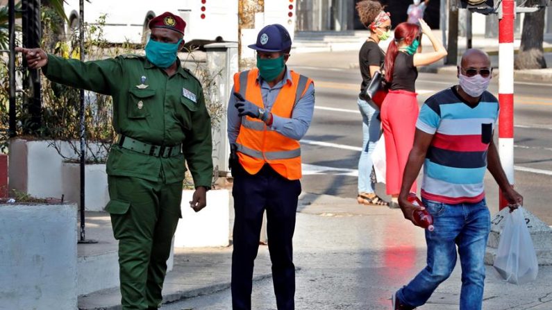 De momento 1860 personas permanecen aisladas en instituciones sanitarias y otras 9087 se mantienen confinadas de forma preventiva en sus hogares por presentar síntomas respiratorios o ser contactos de casos sospechosos. EFE/Ernesto Mastrascusa/Archivo