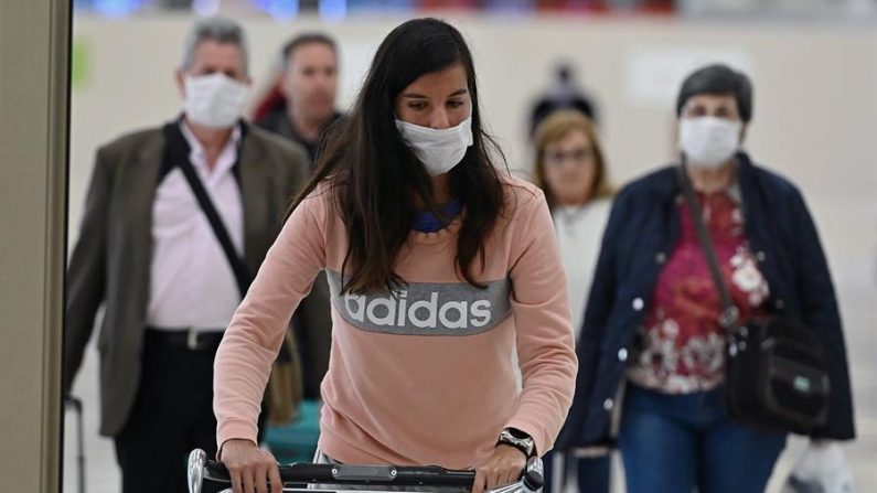 El primer vuelo especial de Iberia salió el pasado 22 de marzo, y en estos seis vuelos han viajado de regreso a España más de 1.100 ciudadanos españoles. EFE/Fernando Villar/Archivo
