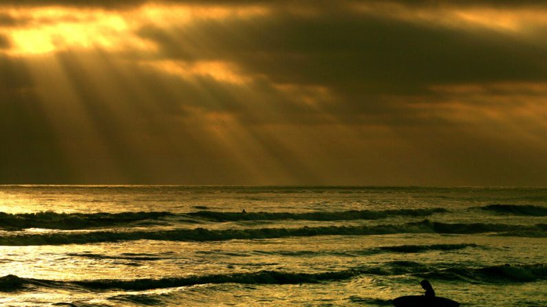 Un surfista entra al agua en una playa de California en una fotografía de archivo. (Donald Miralle/Getty Images)