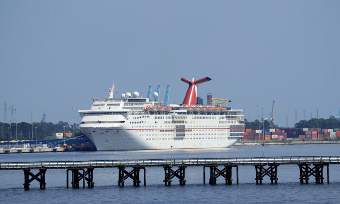 El crucero Carnival Cruise Line Carnival Ecstacy está encallado en el puerto de Jacksonville en medio del brote del virus del PCCh en Jacksonville, Florida, el 27 de marzo de 2020. (Greenwood/Getty Images)