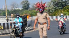 Policía indio usa un «casco del virus» del PCCh para pedir a los conductores que se queden en casa