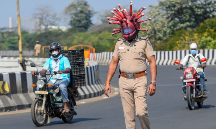 Policía de la India con un original casco del virus del PCCh. (Getty Images/ARUN SANKAR)
