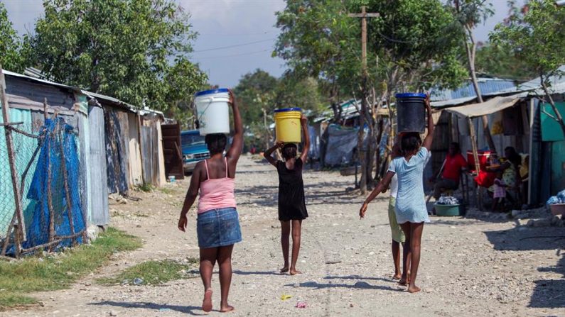 PUERTO PRÍNCIPE (HAITÍ), 07/04/2020.- En la imagen ilustrativa mujeres buscan agua en el campamento de La Piste en Puerto Príncipe (Haití). EFE/Jean Marc Herve Abelard
