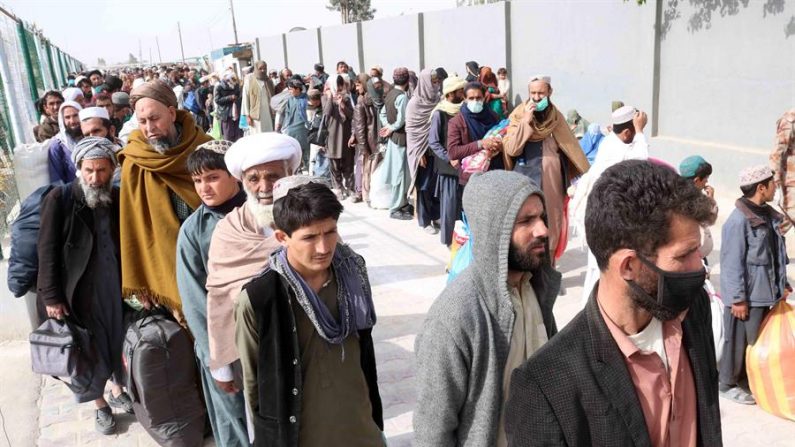 Numerosos afganos guardan la fila para cruzar la frontera entre Pakistán y Afganistán en Chaman, Pakistán. EFE/EPA/AKHTER GULFAM