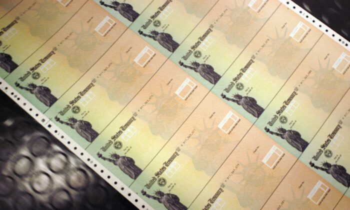 Los cheques en blanco de seguridad social se imprimen en la imprenta del Tesoro de Estados Unidos en Filadelfia, Pensilvania, el 11 de febrero de 2005. (William Thomas Cain/Getty Images)