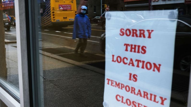 Un cartel alerta a los clientes de que un negocio en Queens, está cerrado el 03 de abril de 2020 en la ciudad de Nueva York.  (Spencer Platt/Getty Images)