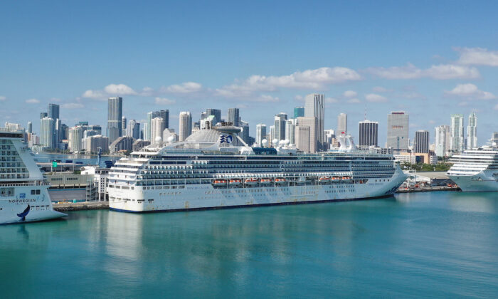 El crucero Coral Princess atraca en Port Miami, Florida, el 4 de abril de 2020. (Joe Raedle/Getty Images)