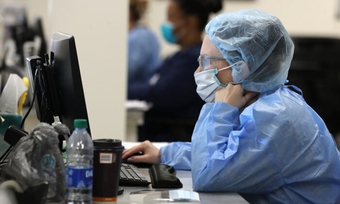 La enfermera de atención de urgencia, Diane Alvarez, documenta una prueba de coronavirus el 15 de abril de 2020 en Woodbridge, Virginia. (Chip Somodevilla/Getty Images)