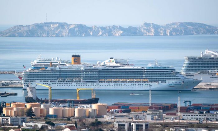 El crucero transatlántico Costa Luminosa está anclado en el puerto de Marsella, Francia, el 20 de marzo de 2020. (Clement Mahoudeau/AFP vía Getty Images)