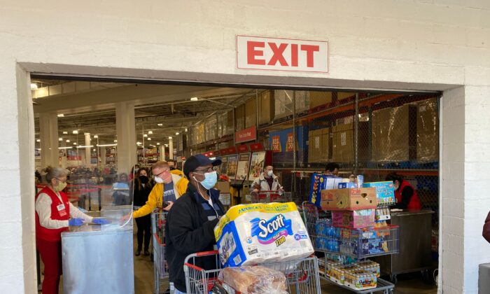 Compradores usan máscaras mientras obtienen suministros en un Costco en Arlington, Virginia, el 18 de abril de 2020. (Daniel Slim / AFP a través de Getty Images)
