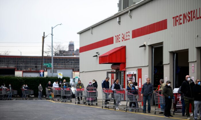 La gente mantiene la distancia social al hacer cola frente a un almacén de Costco en Queens, Nueva York, el 30 de marzo de 2020. (Johannes Eisele/AFP/ Getty Images)
