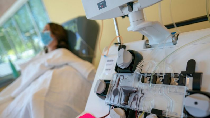 Mckinley Edelman de 26 años, es un paciente recuperado de COVID-19, dona plasma al Hospital Universitario MedStar Georgetown en el Servicio de Sangre Inova en Dulles, Virginia el 22 de abril de 2020. (Alex Edelman/AFP/Getty Images)
