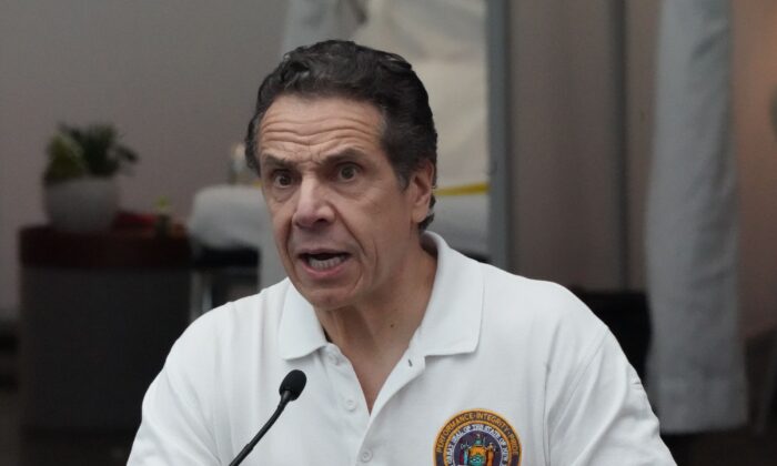 El gobernador de Nueva York Andrew Cuomo habla a la prensa en el Jacob K. Javits Convention Center de Nueva York el 27 de marzo de 2020. (Bryan R. Smith/AFP vía Getty Images)