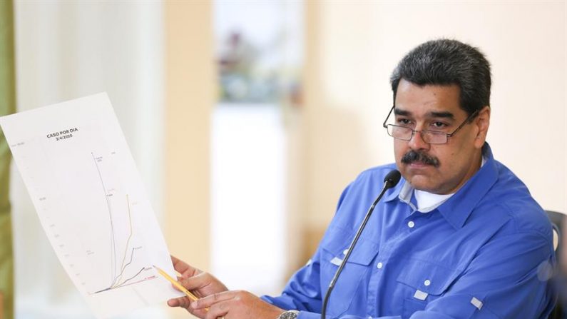 Fotografía cedida por Prensa Miraflores que muestra a Nicolás Maduro, interviniendo durante una reunión de la comisión presidencial para la prevención COVID-19, desde el Palacio de Miraflores en Caracas (Venezuela). EFE/ PRENSA MIRAFLORES/