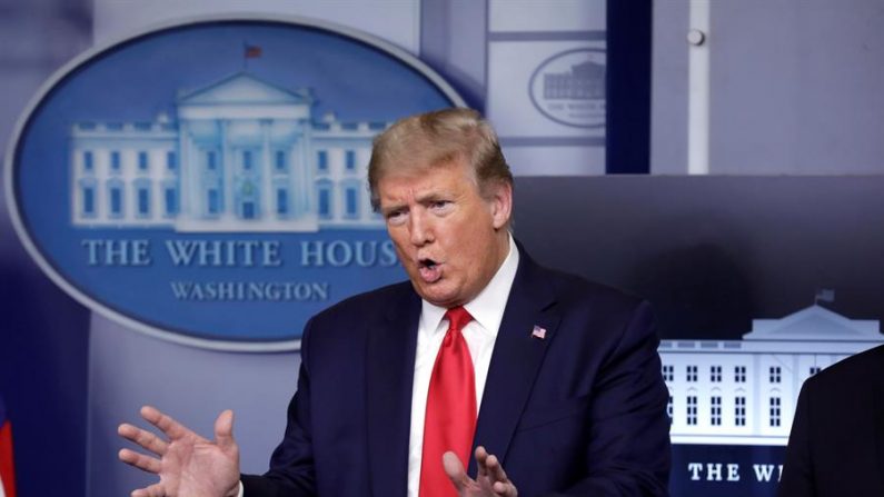 El presidente de los Estados Unidos, Donald J. Trump, habla en la reunión de prensa del Grupo de Trabajo sobre el virus del PCCh en la Casa Blanca en Washington, DC, EE.UU., el 13 de abril de 2020. (Estados Unidos) EFE/EPA/Yuri Gripas

