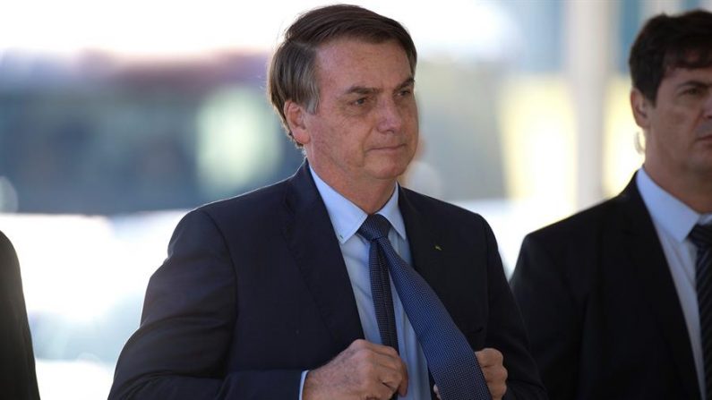 El presidente de Brasil, Jair Bolsonaro, abandona el 1 de abril de 2020, el Palacio de Alvorada, en Brasilia (Brasil). EFE/ Joédson Alves

