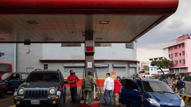 Fotografía fechada el 18 de abril del 2020 donde se observan varios vehículos cargando combustible en Caracas (Venezuela). EFE/ Miguel Gutiérrez/Archivo
