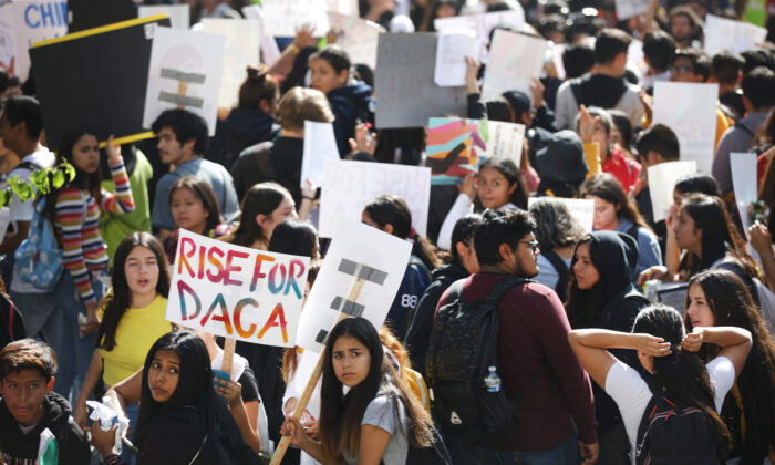 Estudiantes y simpatizantes se unen en apoyo de los beneficiarios de DACA, el 12 de noviembre de 2019, en Los Ángeles, California. La Corte Suprema escuchó argumentos sobre el programa DACA ese día. (Mario Tama/Getty Images)
 
