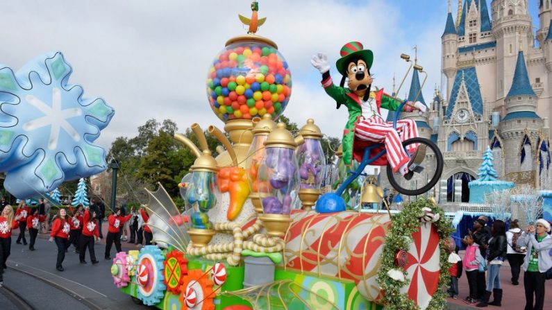 Una vista del desfile durante la grabación del Especial de TV "Frozen Christmas Celebration" de los parques de Disney en el Magic Kingdom Park del Walt Disney World Resort en el Lago Buena Vista, Florida, el 9 de diciembre de 2014. (Mark Ashman/Disney Parks a través de Getty Images)