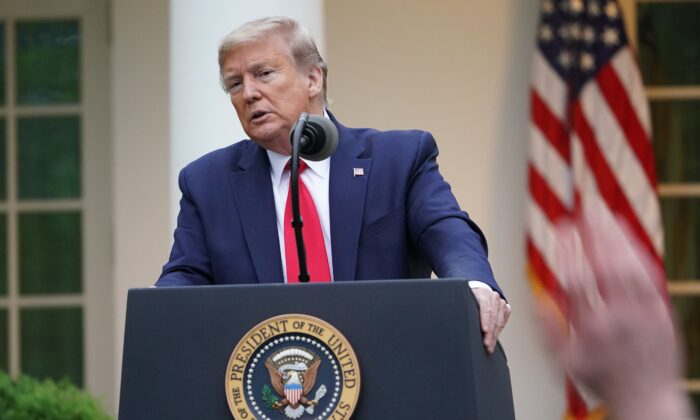 El presidente Donald Trump habla durante la sesión informativa diaria sobre el virus del PCCh en la Rosaleda de la Casa Blanca el 14 de abril de 2020. (Mandel Ngan/AFP vía Getty Images)