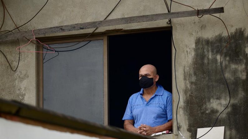 GUAYAQUIL (ECUADOR), 14/04/2020.- Un hombre usa una mascarilla como protección contra el coronavirus este martes en Guayaquil (Ecuador). Ecuador registra 369 fallecidos oficiales y 7.603 casos positivos por COVID-19, el 71,2 % en la provincia costera de Guayas, de la que Guayaquil es su capital, una de las ciudades del mundo más golpeadas per cápita por la pandemia con 4.077 contagios, revelaron fuentes oficiales. EFE/Marcos Pin
