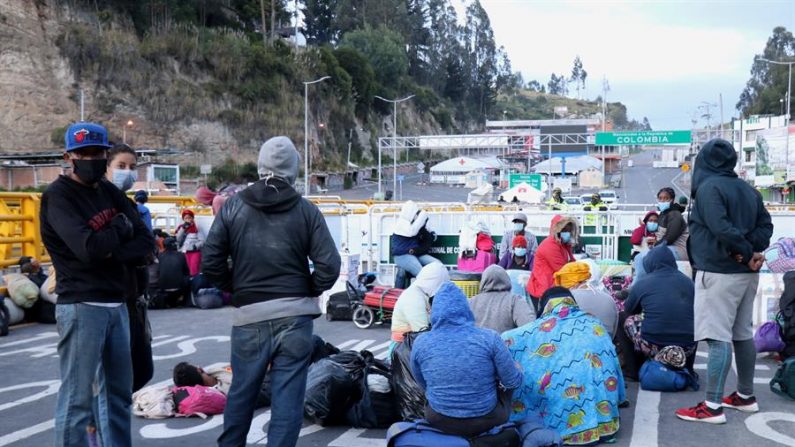 TULCÁN (ECUADOR), 30/04/2020.- Fotografía cedida por la Prefectura de Carchi ciudadanos venezolanos descansando en el lado ecuatoriano del puente Rumichaca que separa a Ecuador de Colombia, el 29 de abril de 2020. EFE/Xavier Montalvo / PREFECTURA DE CARCHI/
