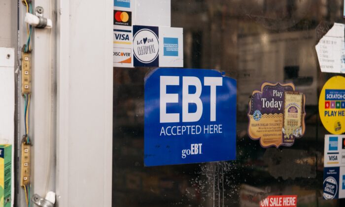 Un cartel alerta a los clientes sobre los beneficios de los cupones de alimentos SNAP en una tienda de Brooklyn en la ciudad de Nueva York el 5 de diciembre de 2019. (Scott Heins/Getty Images)