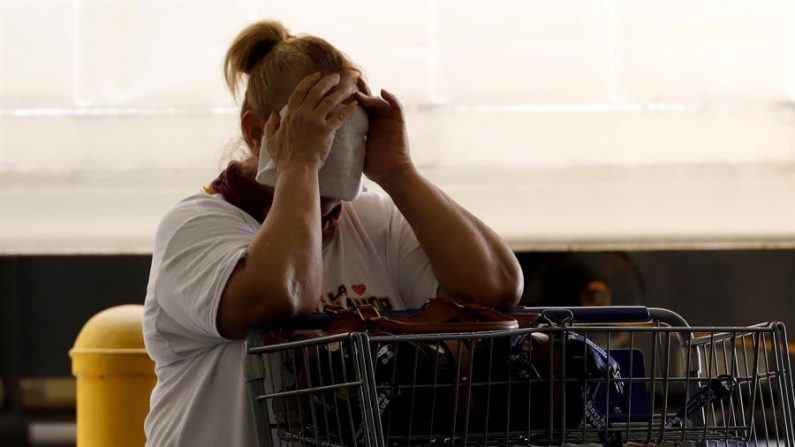 Una mujer espera su turno para entrar a un supermercado. Imagen ilustrativa EFE/Thais Llorca/Archivo
