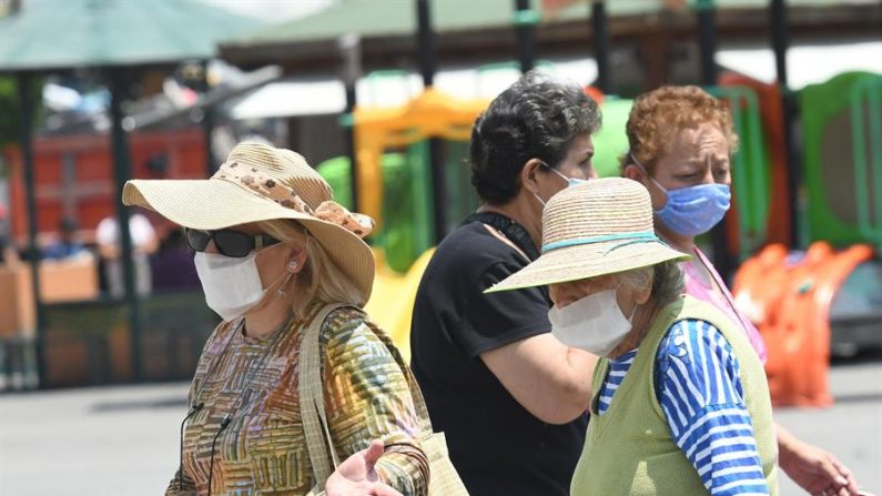 Adultos mayores caminan protegidos con tapabocas en Ciudad de México (México). EFE/ Jorge Núñez/Archivo
