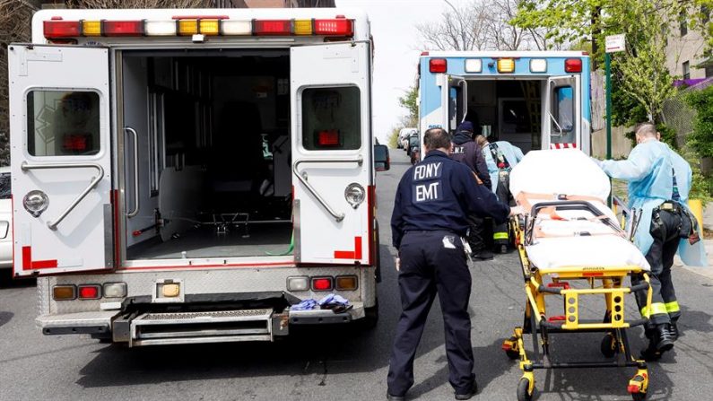 Bomberos y paramédicos de la ciudad de Nueva York en equipo de protección responden a una llamada para un paciente en el Bronx, Nueva York, EE.UU., 20 de abril de 2020. EFE/EPA/Justin Lane
