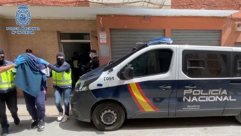 Miembros de la Policía Nacional española detienen el 21 de abril de 2020 en Almería (España) a uno de los terroristas de Dáesh más buscados de Europa, que estaba escondido en un piso de alquiler de la ciudad andaluza junto a dos personas más y que, aprovechando la pandemia de COVID-19 salía en pocas ocasiones a la calle y siempre con mascarilla para evitar ser reconocido. EFE/ Policía Nacional