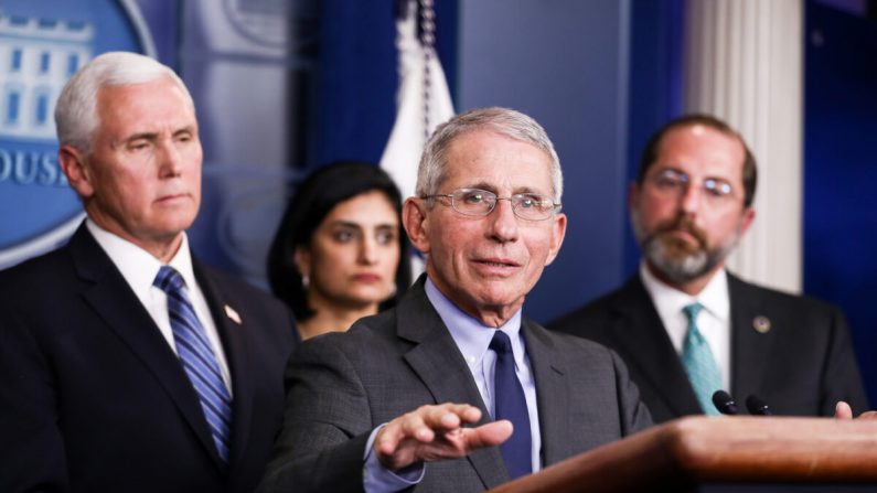 El director del Instituto Nacional de Alergia y Enfermedades Infecciosas, Anthony Fauci, responde a una pregunta durante una conferencia de prensa sobre el coronavirus mientras el vicepresidente Mike Pence (I), el administrador de los Centros de Servicios de Medicare y Medicaid, Seema Verma (2º I), y el secretario de Salud y Servicios Humanos Alex Azar (D) miran, en la Casa Blanca en Washington el 2 de marzo de 2020. (Charlotte Cuthbertson/The Epoch Times)
