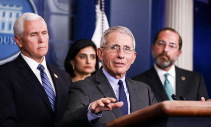 El director del Instituto Nacional de Alergia y Enfermedades Infecciosas, Anthony Fauci, responde a una pregunta durante una conferencia de prensa sobre el coronavirus con el vicepresidente Mike Pence (Izq.), el administrador de los Centros de Servicios de Medicare y Medicaid Seema Verma (2º izq.), y el secretario de Salud y Servicios Humanos Alex Azar (der.) miran, en la Casa Blanca en Washington el 2 de marzo de 2020. (Charlotte Cuthbertson/The Epoch Times)