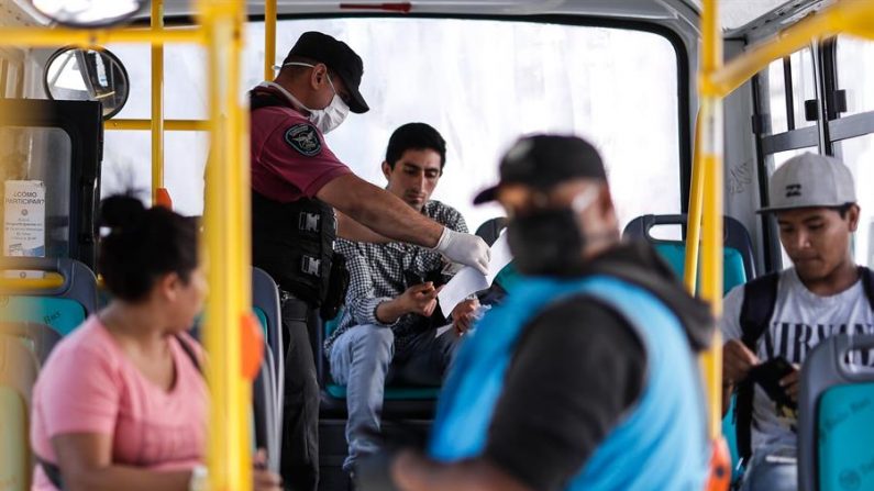 La policía realiza controles en el transporte público durante la cuarentena obligatoria por el virus Covid-19, en Buenos Aires (Argentina). EFE/Juan Ignacio Roncoroni
