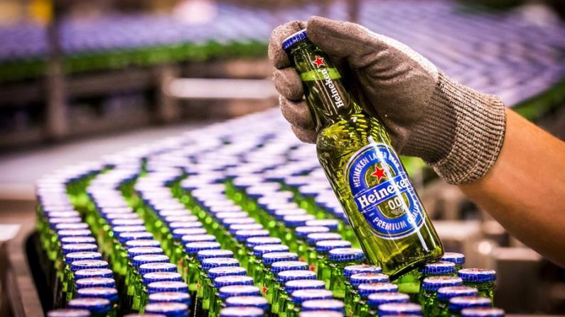 Un lote de seis cervezas Heineken 0,0 sin alcohol pasa la cinta transportadora durante el proceso de producción en Den Bosch, Holanda, el 4 de agosto de 2017. EFE/Lex Van Lieshout/Archivo
