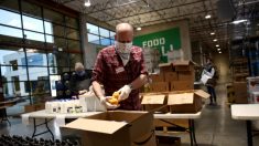 Miles de estadounidenses recurren a los bancos de alimentos a causa del desempleo masivo