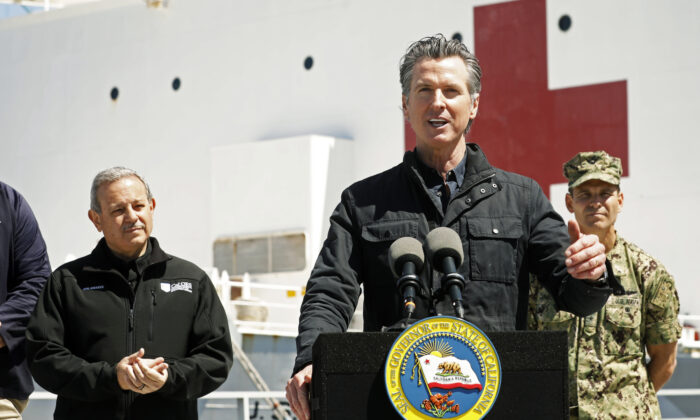 El gobernador de California, Gavin Newsom, habla delante del buque hospital USNS Mercy que arribó al Puerto de Los Ángeles el 27 de marzo de 2020. (Carolyn Cole-Pool/Getty Images)