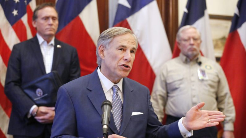 El gobernador de Texas Greg Abbott anunció que el Cuerpo de Ingenieros del Ejército de EE. UU. y el estado están instalando un hospital de campaña de 250 camas en el Centro de Convenciones Kay Bailey Hutchison en el centro de Dallas durante una conferencia de prensa en el Capitolio del Estado de Texas en Austin, el 29 de marzo de 2020. (Tom Fox-Pool/Getty Images)