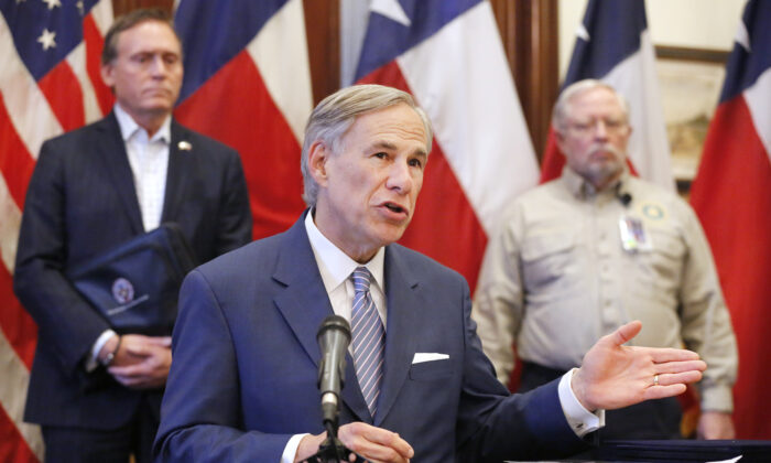 El gobernador de Texas Greg Abbott anunció que el Cuerpo de Ingenieros del Ejército de los EE.UU. y el estado están preparando un hospital de campaña de 250 camas en el Centro de Convenciones Kay Bailey Hutchison en el centro de Dallas durante una conferencia de prensa en el Capitolio del Estado de Texas en Austin, el 29 de marzo de 2020. (Tom Fox-Pool/Getty Images)