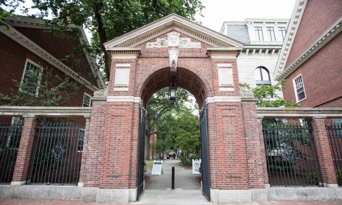 La entrada de Harvard Yard en la Universidad de Harvard en Cambridge, Massachusetts, el 30 de agosto de 2018. (Scott Eisen/Getty Images)
