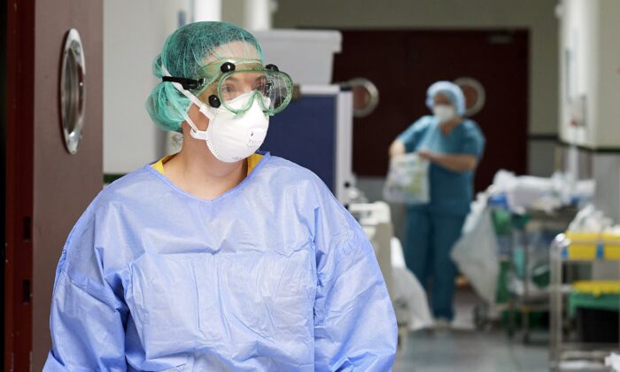 El personal médico con máscaras, guantes y trajes protectores trabaja en el Hospital Gregorio Marañón de Madrid, España, el 7 de abril de 2020. (Carlos Alvarez/Getty Images)