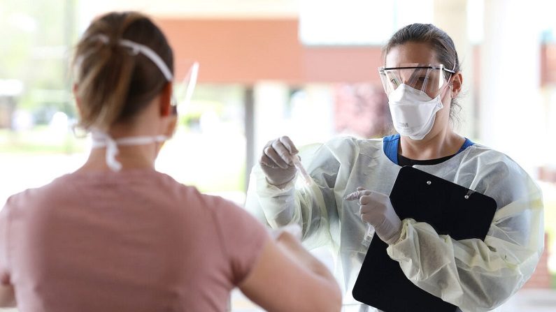 Una enfermera administra la prueba de COVID-19 en una instalación de autoservicio en el Hospital MedStar St. Mary en Leonardtown, Maryland, el 14 de abril de 2020. (Win McNamee/Getty Images)