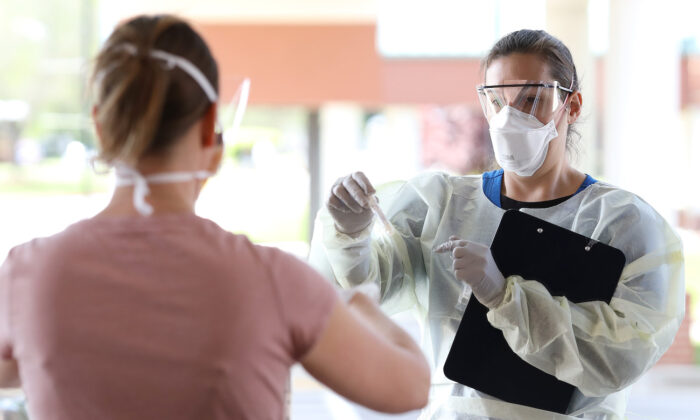 Una enfermera administra la prueba de COVID-19 en el Hospital MedStar St. Mary en Leonardtown, Maryland, el 14 de abril de 2020. (Win McNamee/Getty Images)
